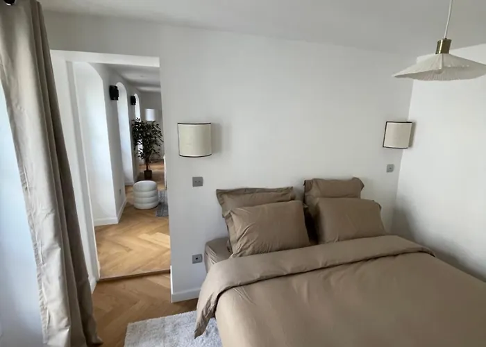 Neuf A 500m Des Champs-elysees Paříž